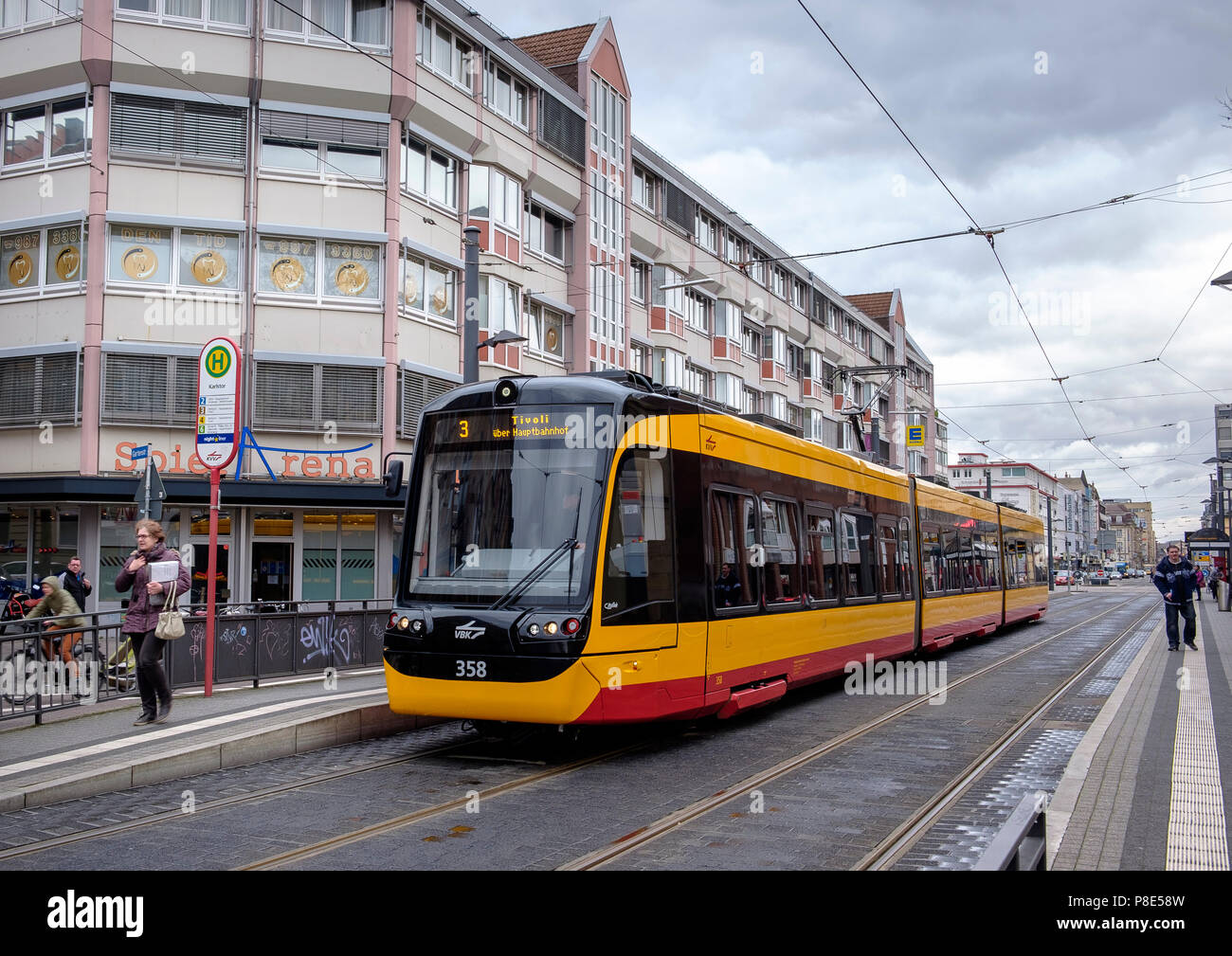 Una fermata del tram a un arresto completo su Karlstraße, Karlsruhe, Baden-Württemberg, Germania Foto Stock