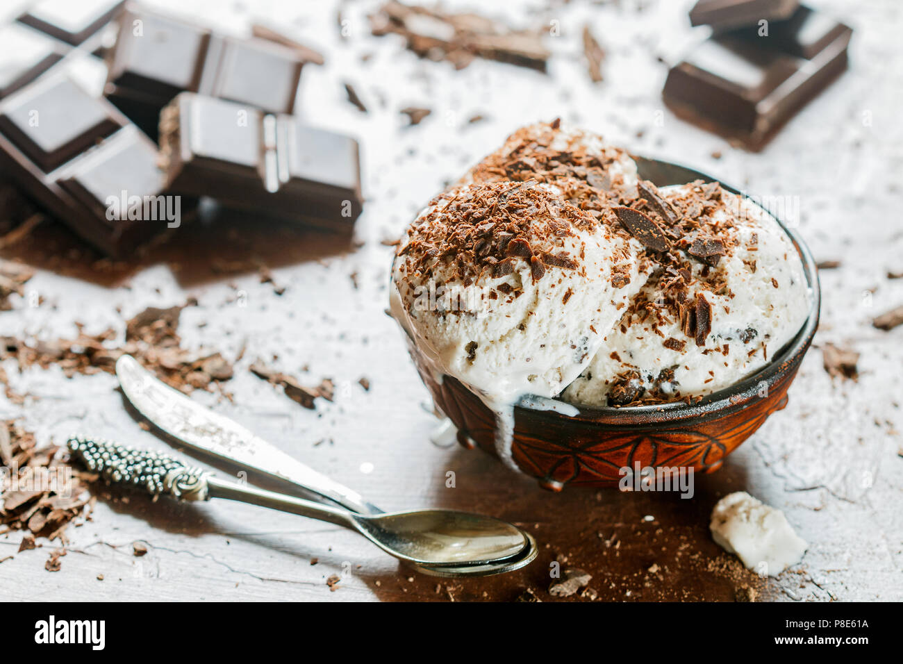 In casa di gelato alla vaniglia con scaglie di cioccolato. Rinfrescante dolce per i buongustai. stracciatella. Messa a fuoco selettiva Foto Stock