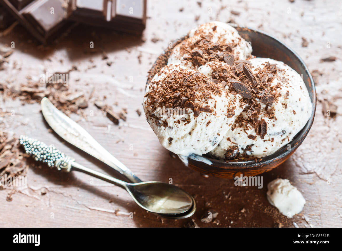 In casa di gelato alla vaniglia con scaglie di cioccolato. Rinfrescante dolce per i buongustai. stracciatella. Messa a fuoco selettiva Foto Stock