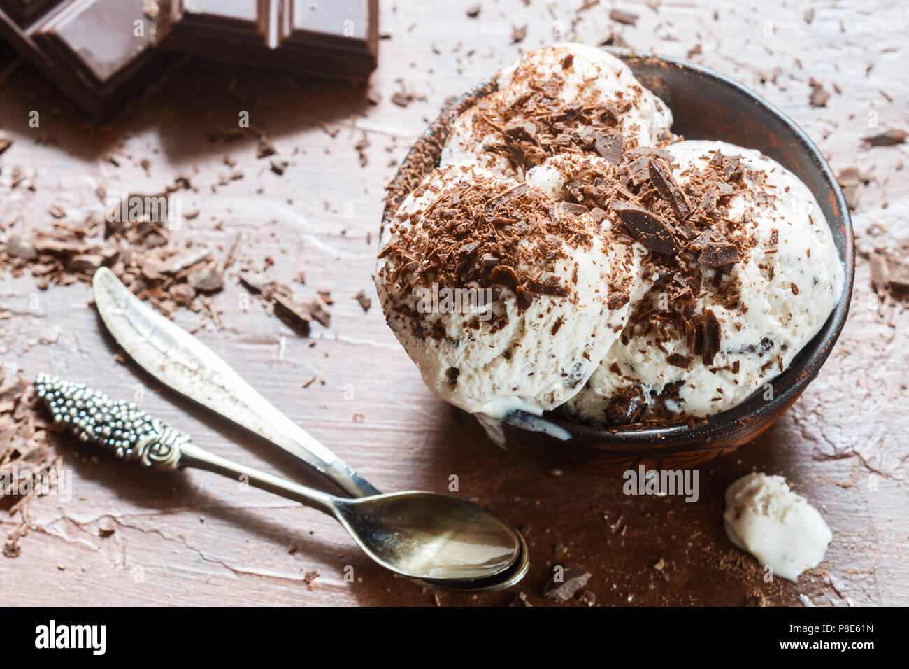 In casa di gelato alla vaniglia con scaglie di cioccolato. Rinfrescante dolce per i buongustai. stracciatella. Messa a fuoco selettiva Foto Stock