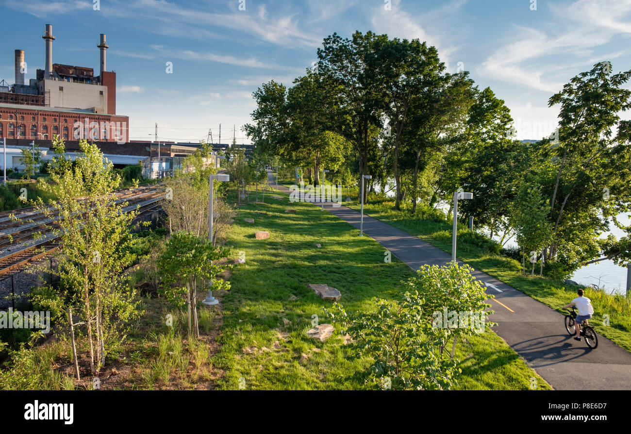 Banche Schuylkill Ricreazione percorso nel rivitalizzato area industriale con Veolia energia termica impianto, Philadelphia, Pennsylvania, STATI UNITI D'AMERICA Foto Stock