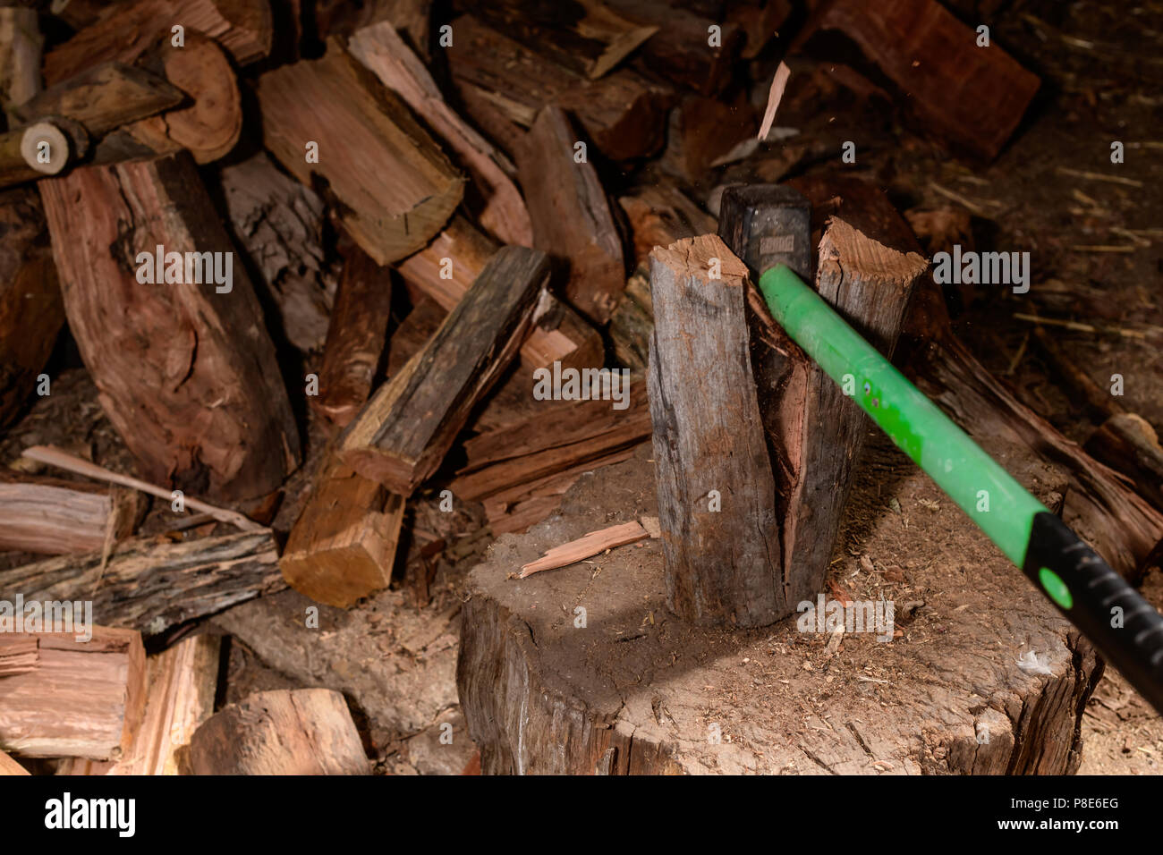 Tritare la legna per la stufa in inverno Foto Stock