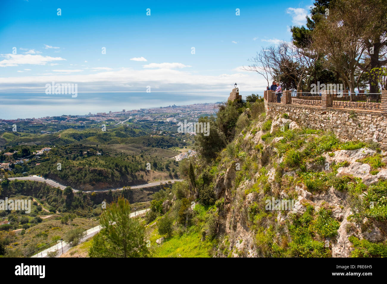 Antico muro arabo, vista panoramica e giardini. Villaggio bianco di Mijas, provincia di Malaga, Costa del Sol, Andalusia, Spagna Europa Foto Stock