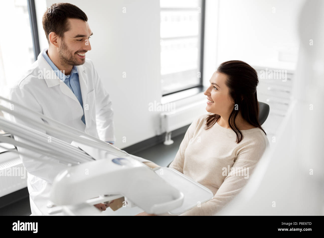 Dentista parlando a femmina paziente presso la clinica dentale Foto Stock