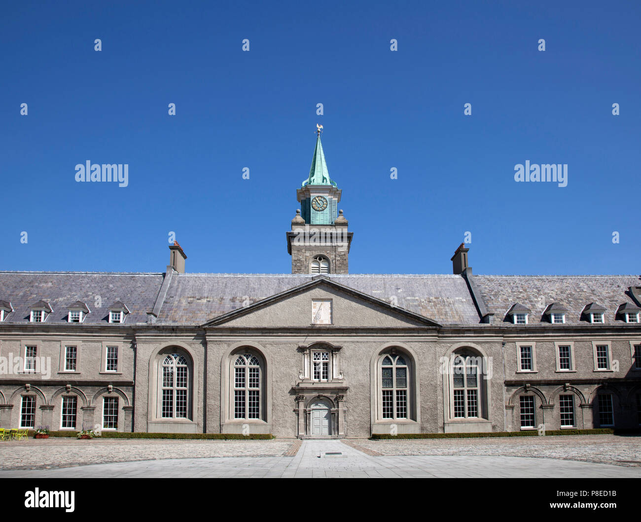 La torre dell'orologio del Royal Hospital Kilmainham, Dublino, oggi ospita il Museo irlandese d'Arte Moderna Foto Stock