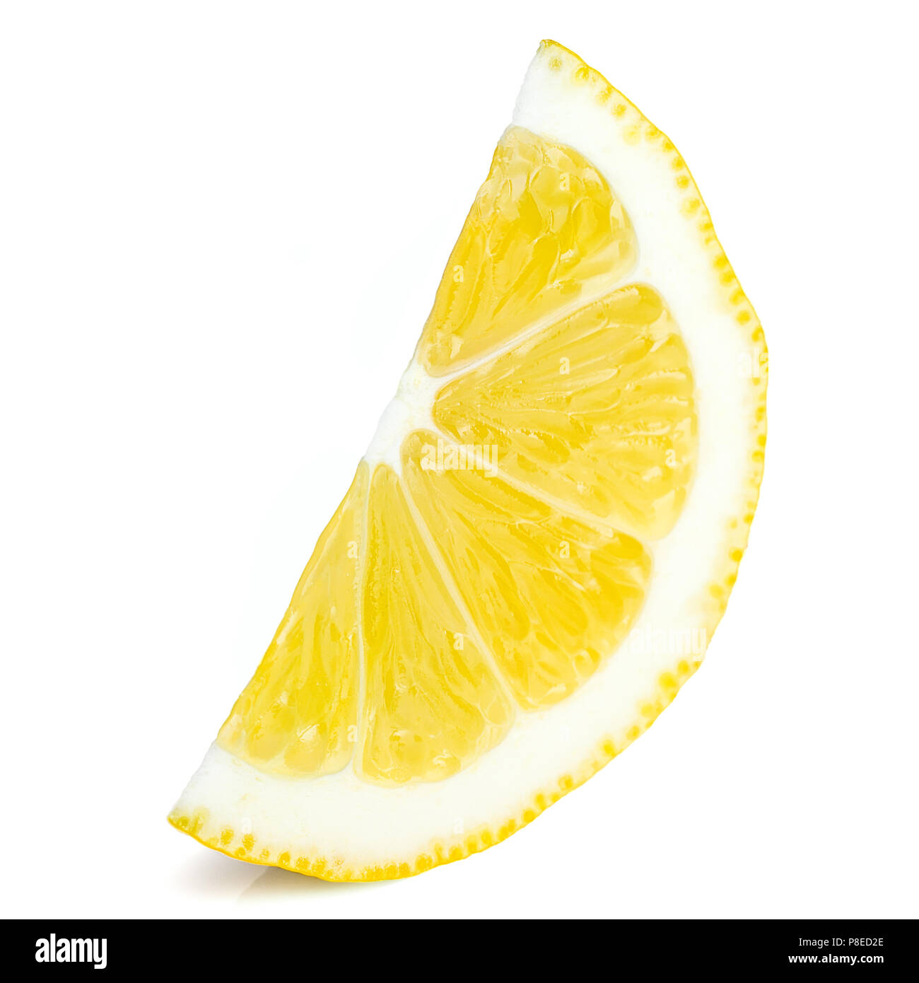 Giallo succosa fetta di limone, sfondo bianco, isolato Foto Stock