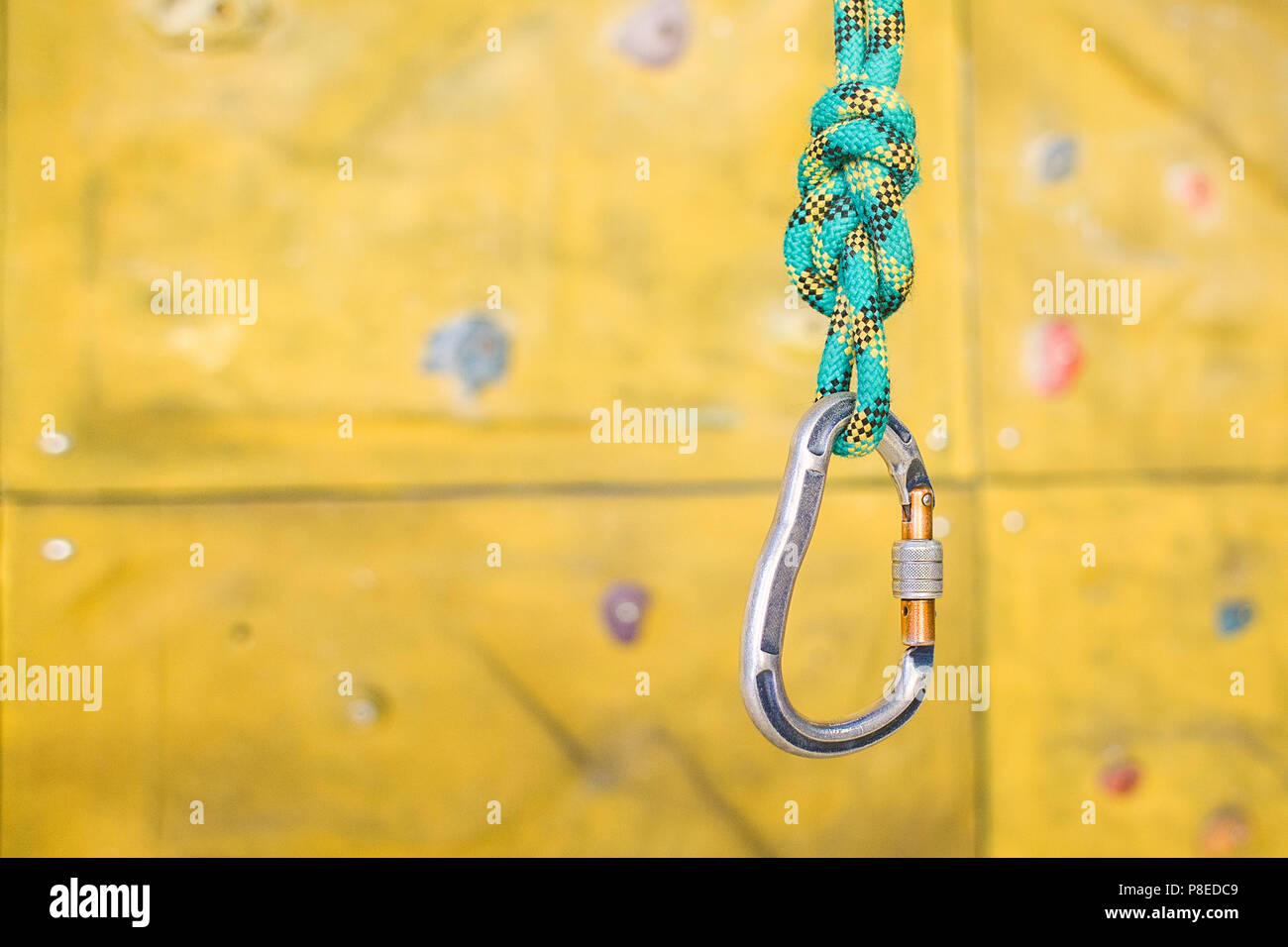 Corda sullo sfondo di impugnature di parete di arrampicata, arrampicata Foto Stock
