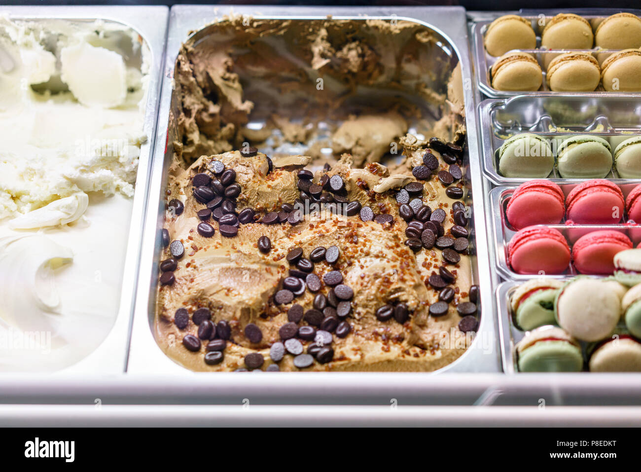 Vari gusti di gelato in Roma, Italia. Gelateria italiana. Assortimento di gelato colorate sul cafe vetrina. Foto Stock