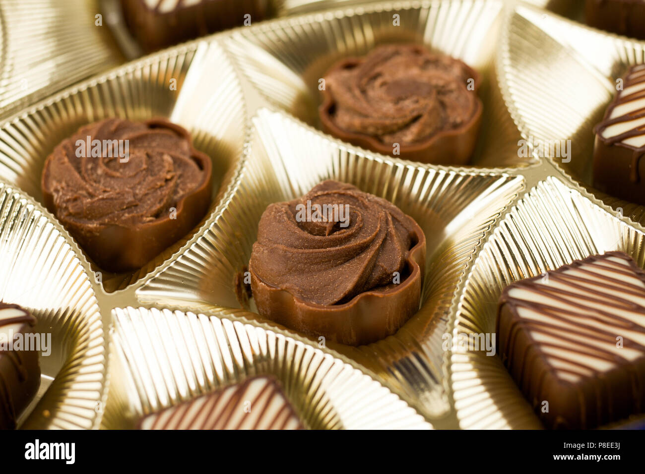 Gruppo di dolci al cioccolato su uno sfondo bianco, isolato Foto Stock