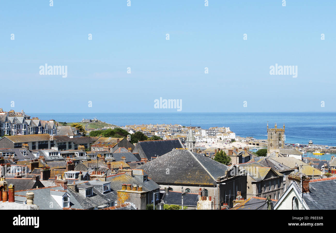 Villaggio sul Mare di St. Ives, Cornwall, Regno Unito. Vista sulla città vecchia con tipiche case nel pomeriggio di sole estivo. Saint Ives, Cornwall, Regno Unito Foto Stock