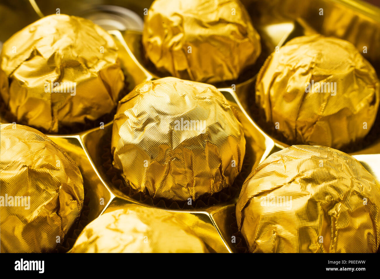 Candy in involucri di oro, isolato su sfondo bianco Foto Stock