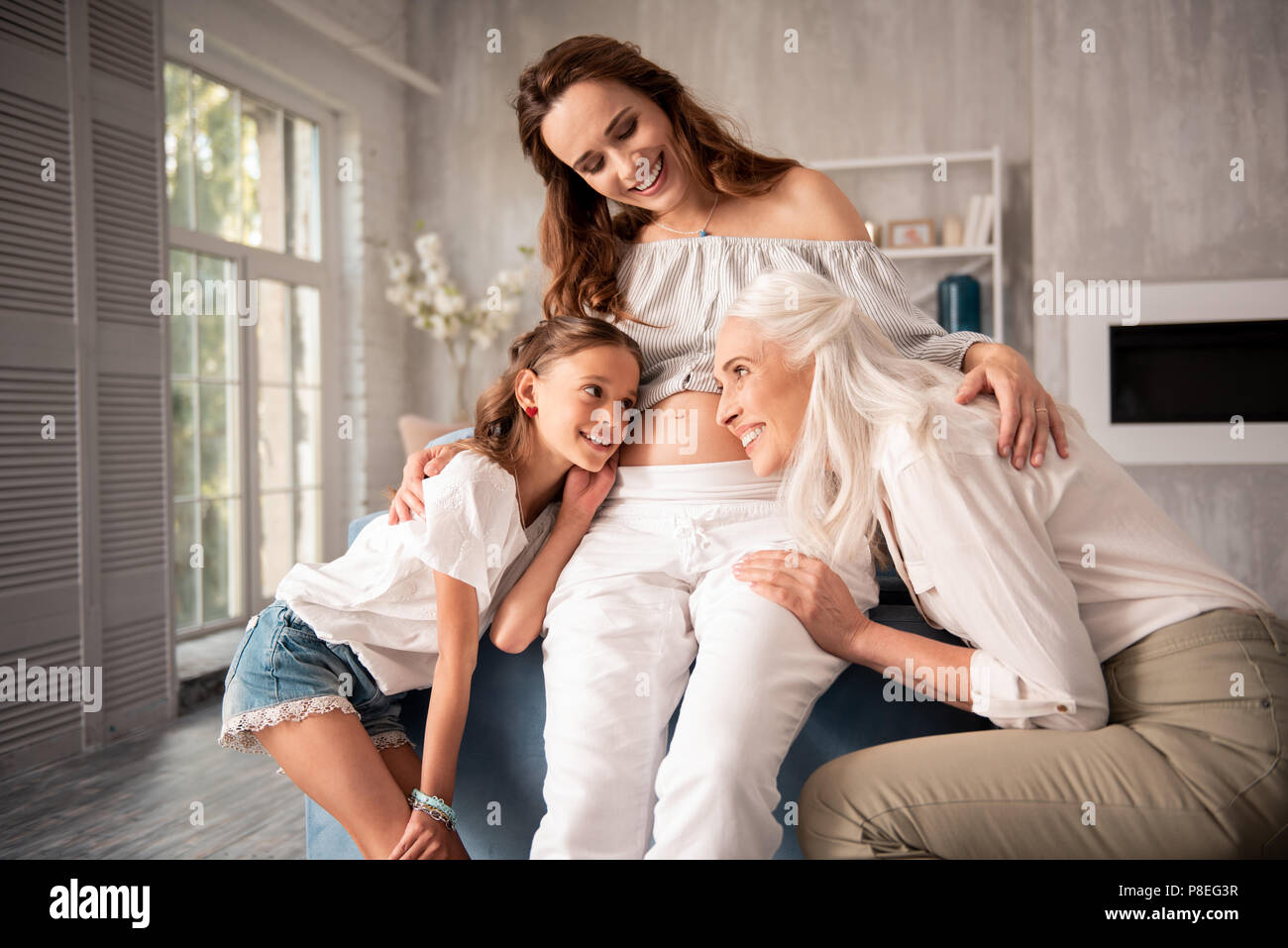 Donna incinta indossa aperto camicetta di spallamento Foto Stock