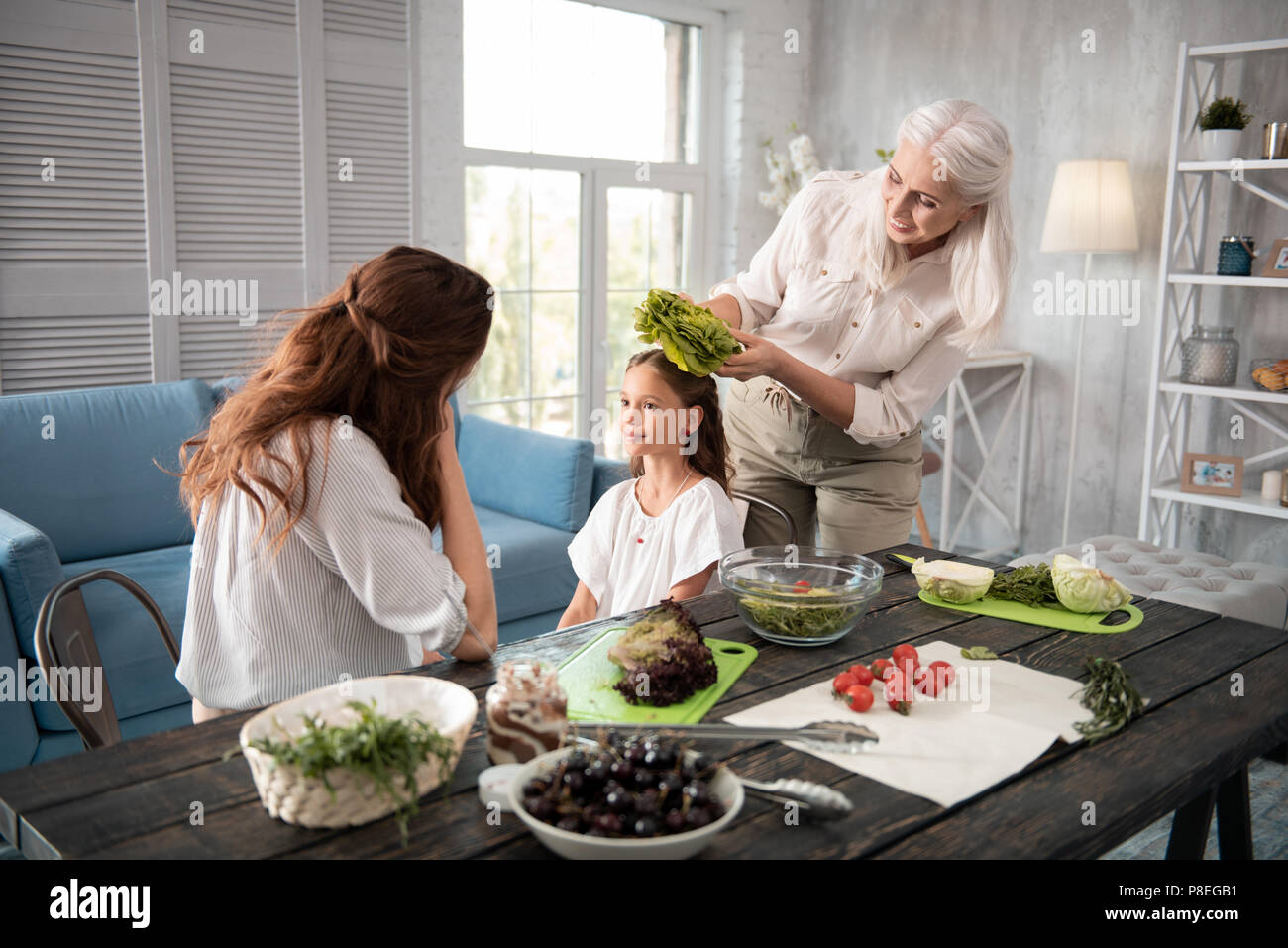 Età donna sorridente divertendosi con la sua nipote Foto Stock