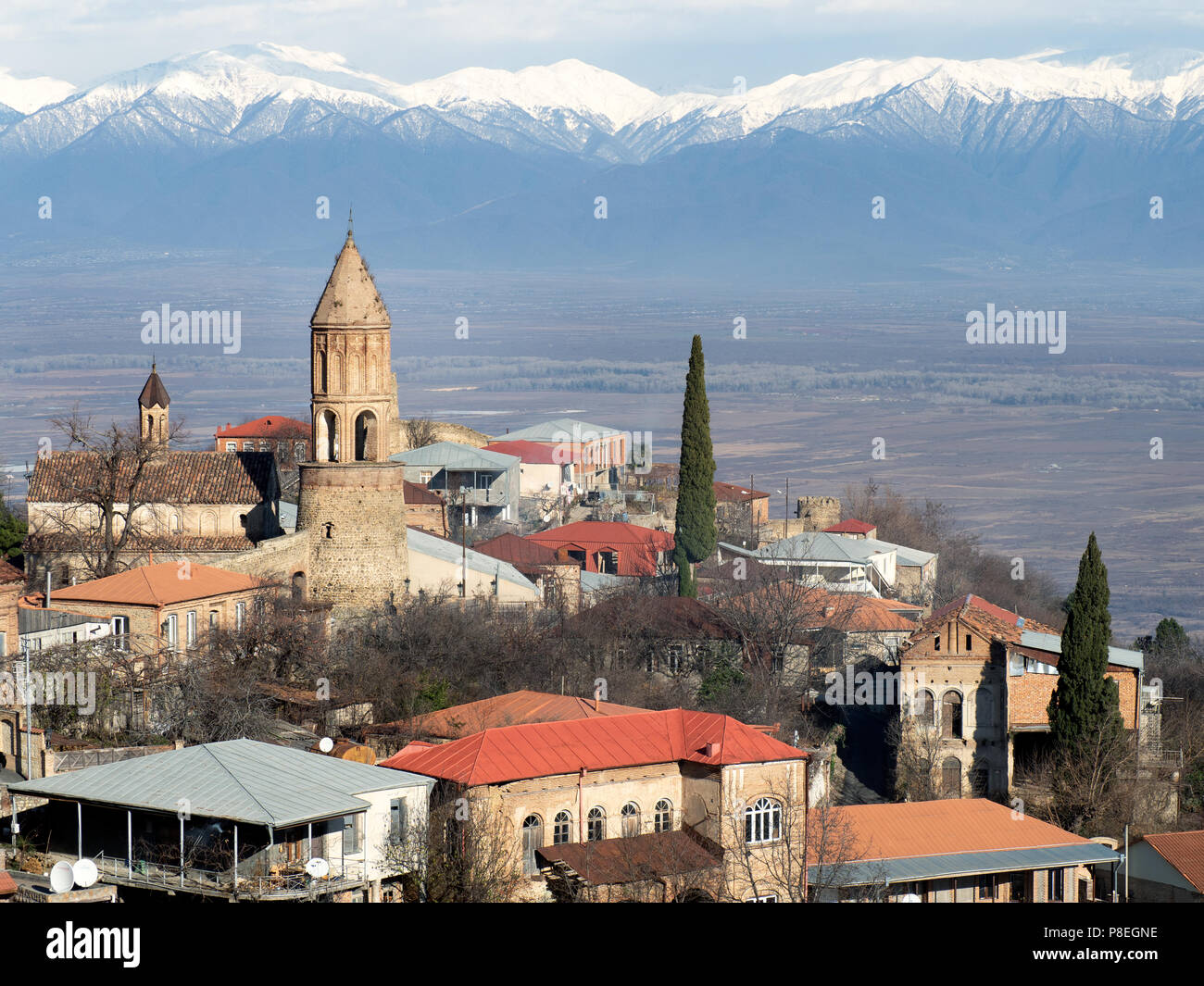 Sighnaghi con montagne del Caucaso in background, Kakheti, Georgia Foto Stock