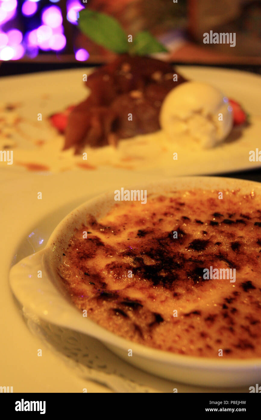 Cucina francese: crème brûlée (messa a fuoco) e Tarte Tatin con gelato alla  vaniglia (al di fuori della messa a fuoco) - Annecy, Haute Savoie, Francia  Foto stock - Alamy