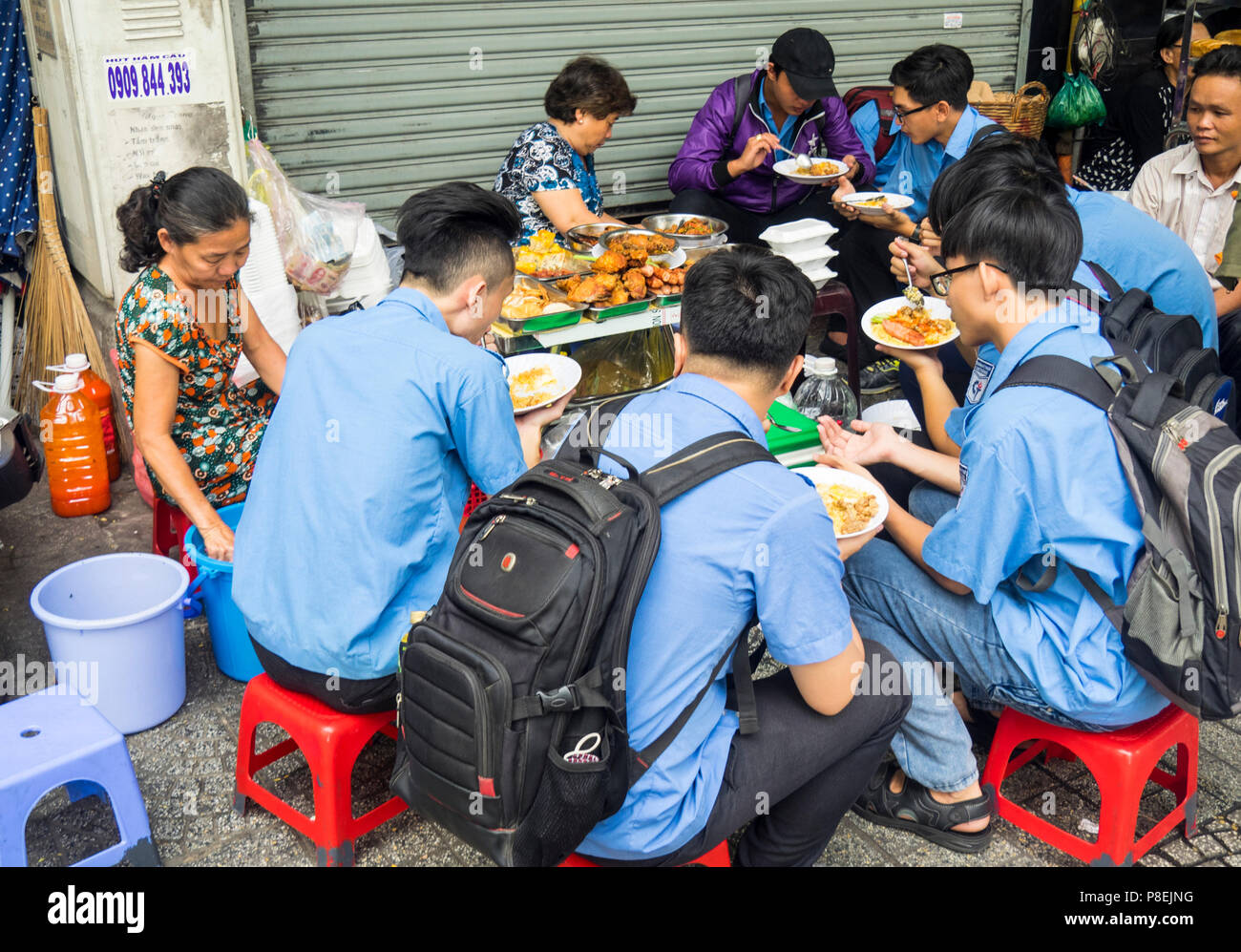 Maschio scuola adolescenti figli di pranzare in un ristorante inHo Chi Minh City, Vietnam. Foto Stock