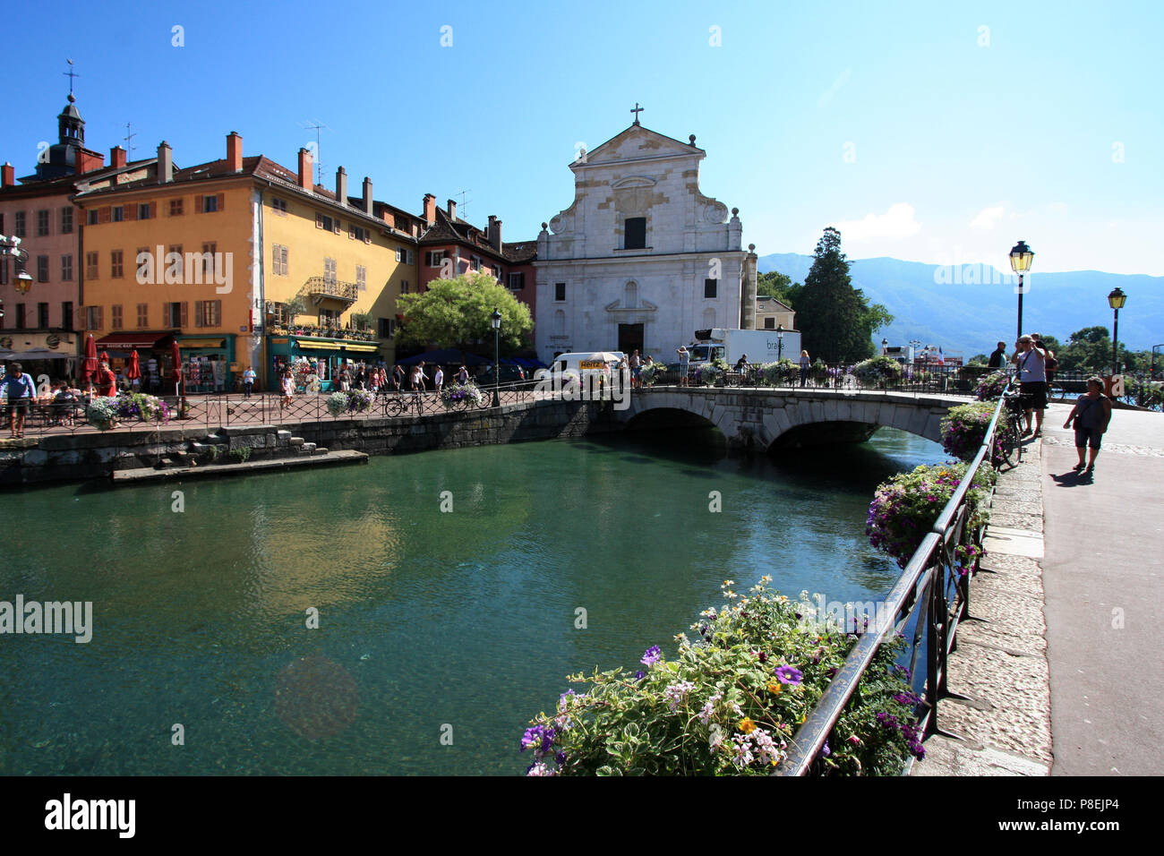 Église Saint-François d'Annecy e il fiume Thiou in Annecy, Haute Savoie, Francia Foto Stock