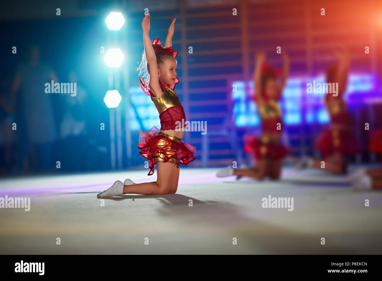 5 anno di età bambina facendo esercizi di danza sul pavimento Foto Stock