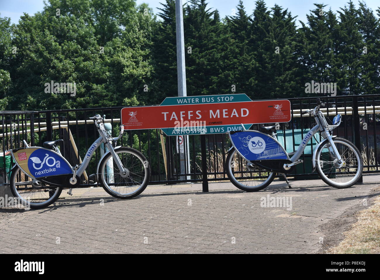 La figura mostra un autobus di acqua rendendo la sua strada giù per il fiume Taff, Cardiff, Galles del Sud, a fianco del Principato Stadium, Taffs Mead stop con Nextbike Foto Stock