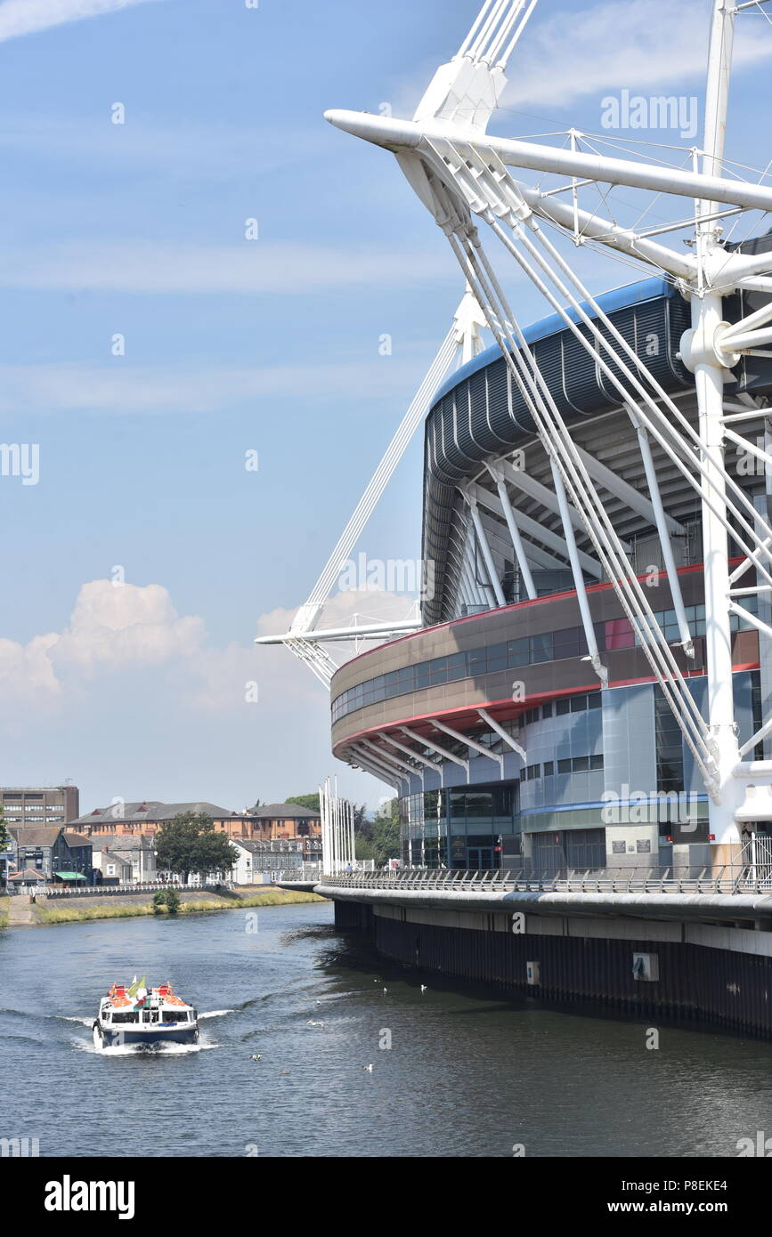 La figura mostra un autobus di acqua rendendo la sua strada giù per il fiume Taff, Cardiff, Galles del Sud, a fianco del Principato Stadium, Taffs Mead stop con Nextbike Foto Stock