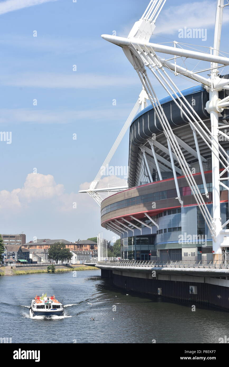 La figura mostra un autobus di acqua rendendo la sua strada giù per il fiume Taff, Cardiff, Galles del Sud, a fianco del Principato Stadium, Taffs Mead stop con Nextbike Foto Stock