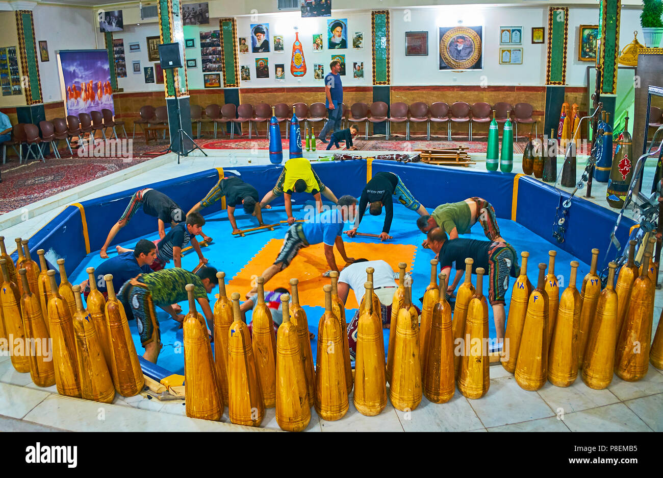 KERMAN, IRAN - 16 ottobre 2017: atleti di diverse età e forma fisica in treno in Zurkhaneh (casa di forza) sport club, facendo exer tradizionali Foto Stock
