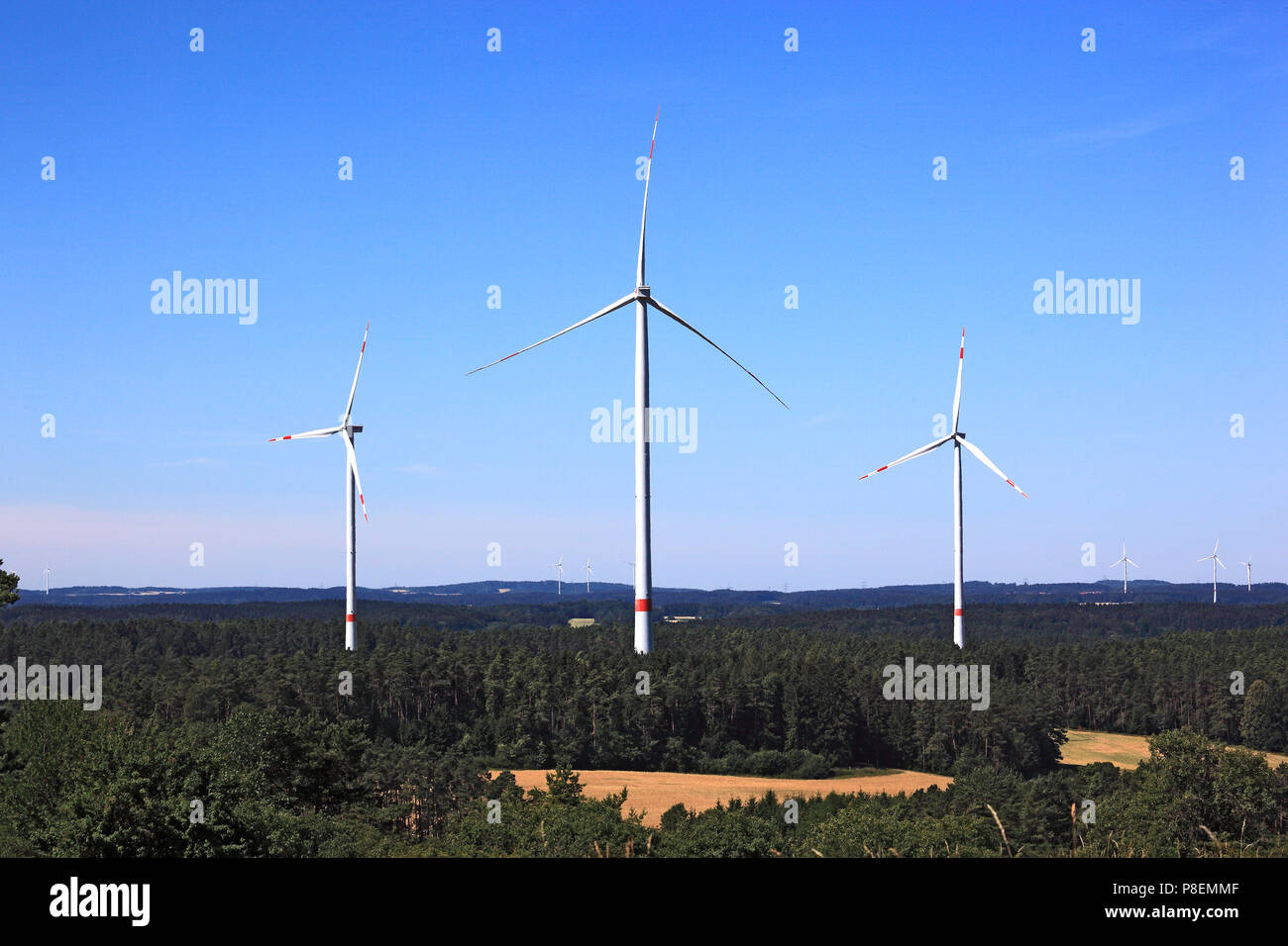 I generatori eolici, mulini a vento nel paesaggio, Windgeneratoren in der Landschaft, Bayern, Deutschland Foto Stock