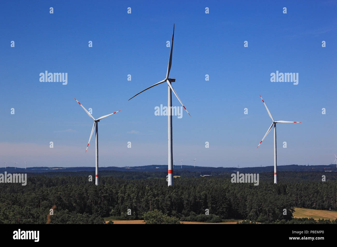 I generatori eolici, mulini a vento nel paesaggio, Windgeneratoren in der Landschaft, Bayern, Deutschland Foto Stock