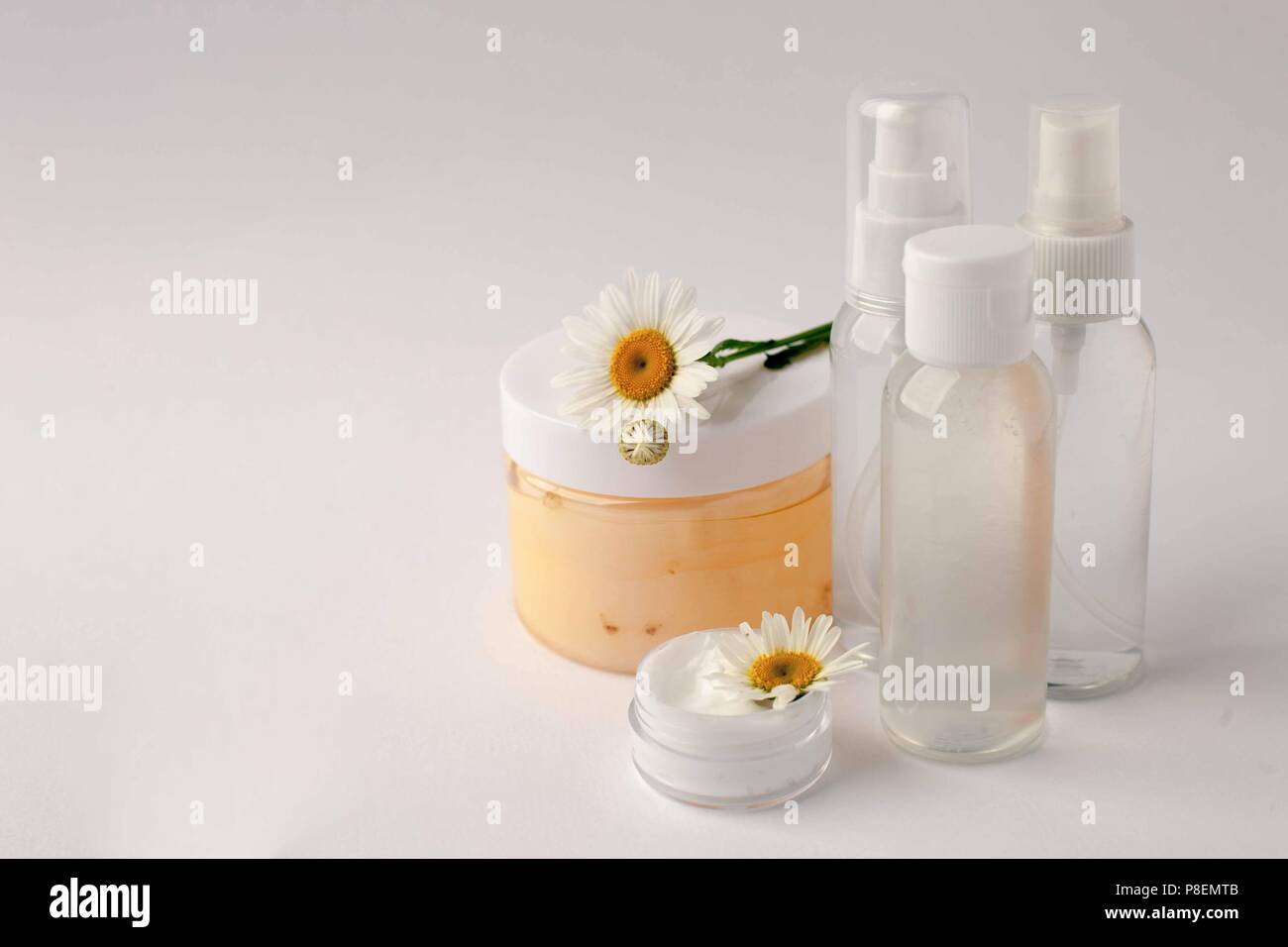 Cosmetici contenitori Vaso con fiori camomole, etichetta vuota package per il branding mock-up, naturale bellezza organica concezione del prodotto Foto Stock