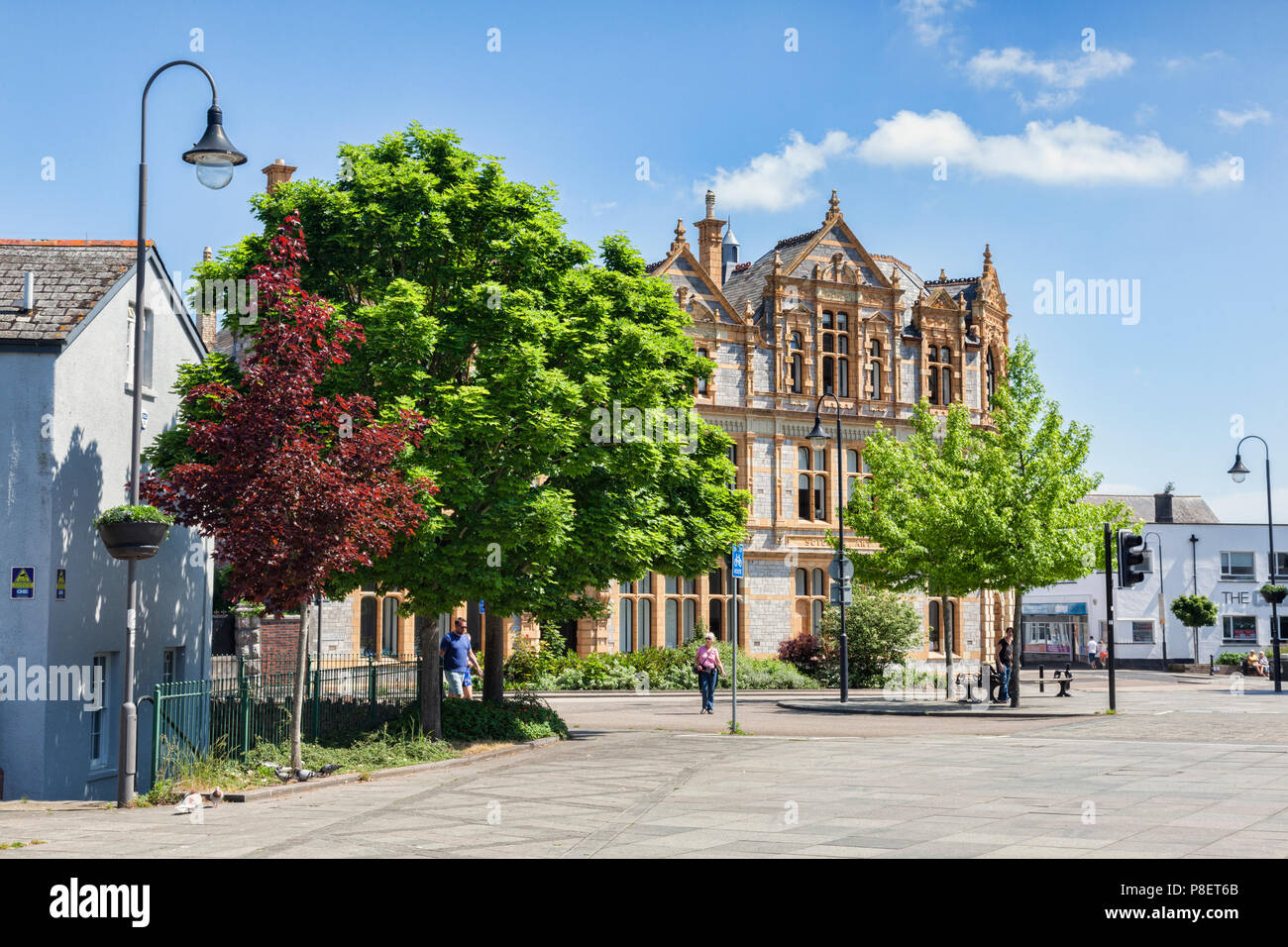 28 Maggio 2018: Newton Abbot, Devon, Regno Unito - la libreria ornati in una bella giornata di primavera, con alberi in piena di foglia. Foto Stock