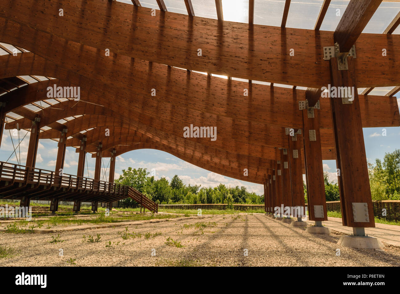 Massicce travi di legno del tetto montato su struttura in metallo con la forma dei connettori e delle viti, dadi e bulloni. Foto Stock