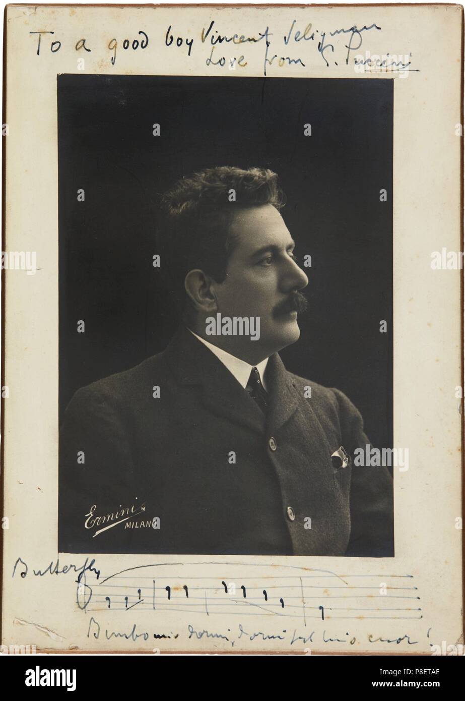 Ritratto del compositore Giacomo Puccini (1858-1924), con la citazione musicale da Madama Butterfly. Museo: Collezione privata. Foto Stock