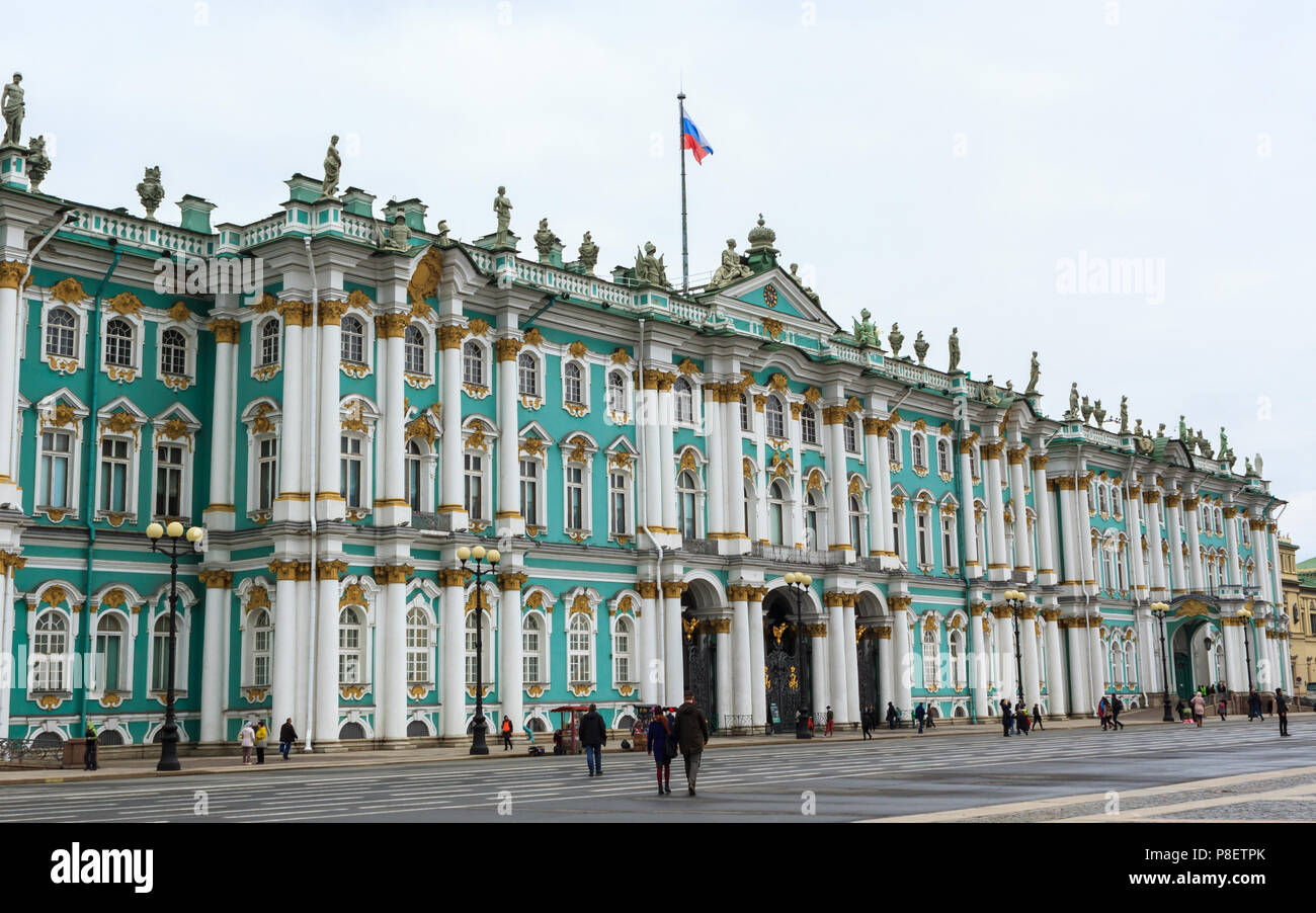 Turisti visitano San Winter Palace Museo Hermitage di San Pietroburgo, Russia. Foto Stock