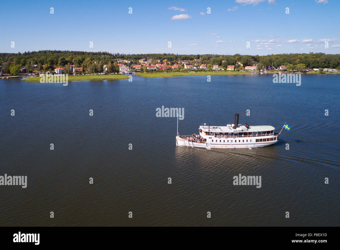 Mariefred, Svezia - Luglio 4, 2018: vista aerea del passeggero bianco steamboat Mariefred situata sul lago Malaren vicino alla sua destinazione Mariefred. Foto Stock