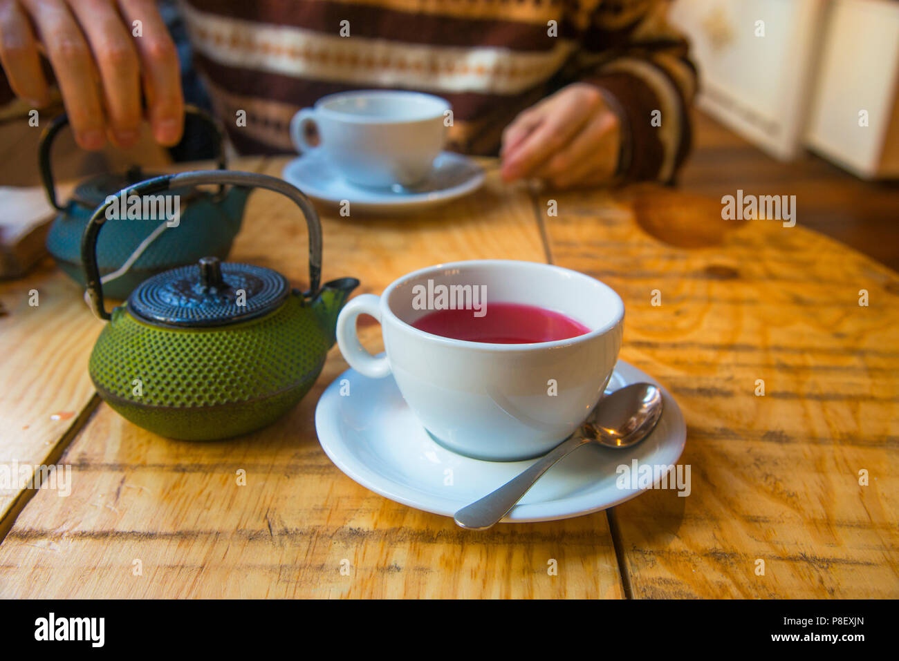 Tazza di tè di frutti di bosco e teiera. Foto Stock