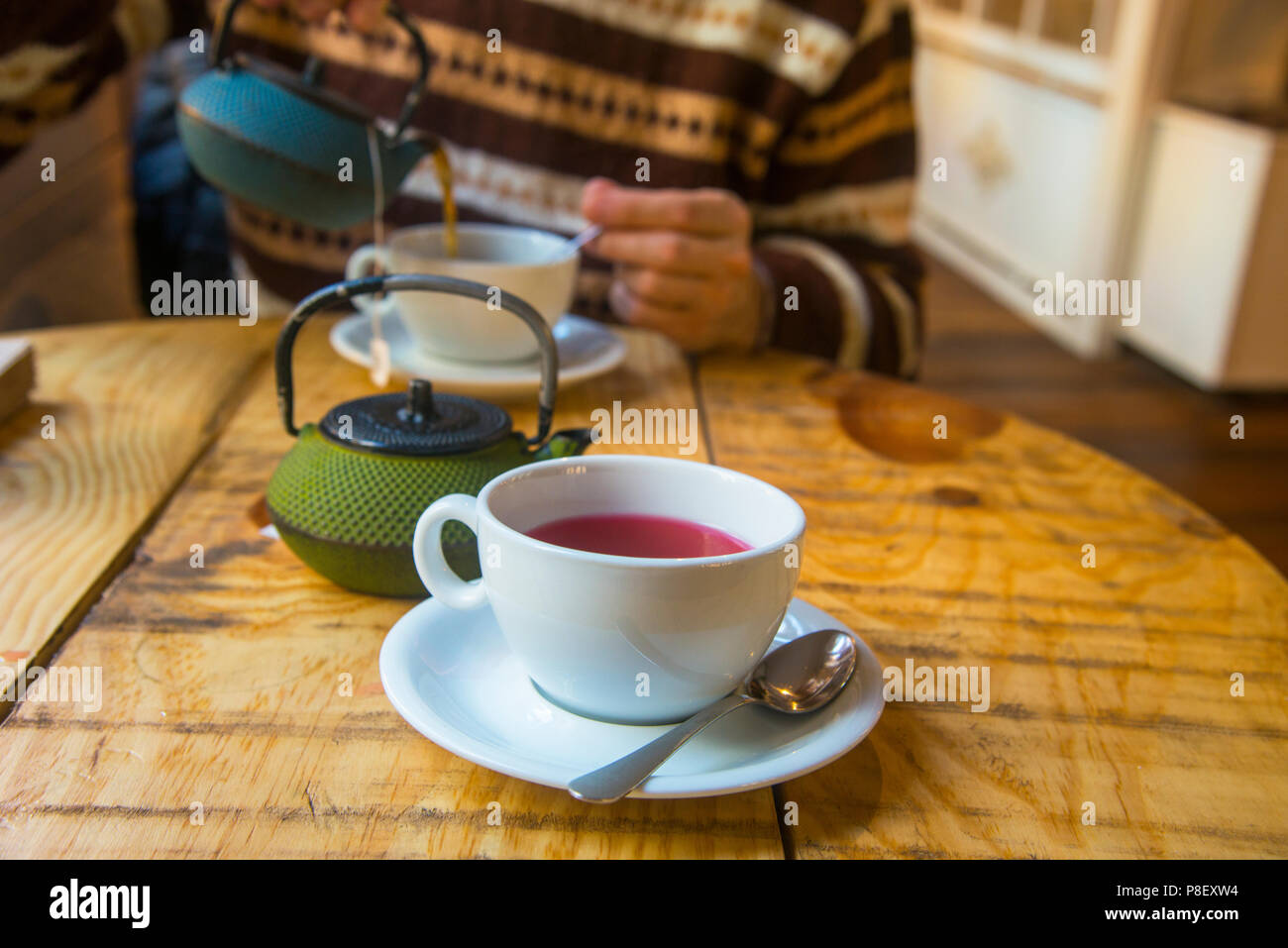 Tazza di tè di frutti di bosco e teiera. Foto Stock