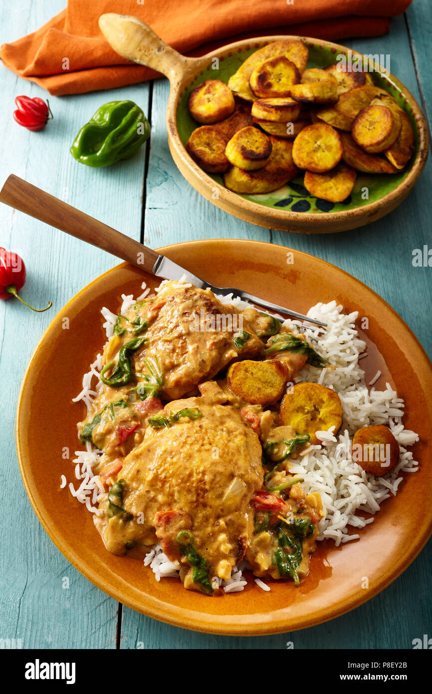Cosce di pollo nel burro di arachidi salsa di curry Foto Stock