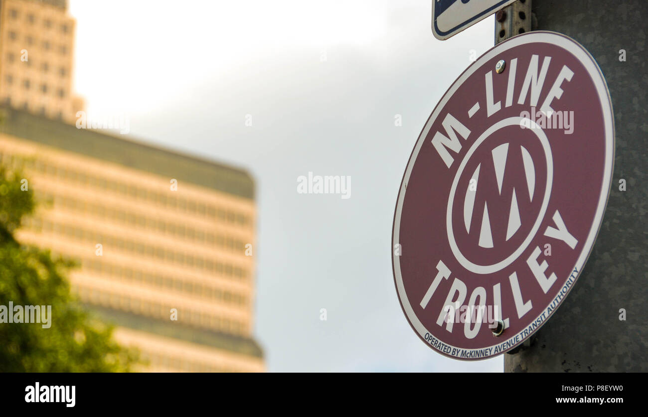 Vista ravvicinata di un segno per la McKinney Avenue Trolley tram sistema di transito a Dallas, in Texas. La M-line trolley è libero di cavalcare. Foto Stock