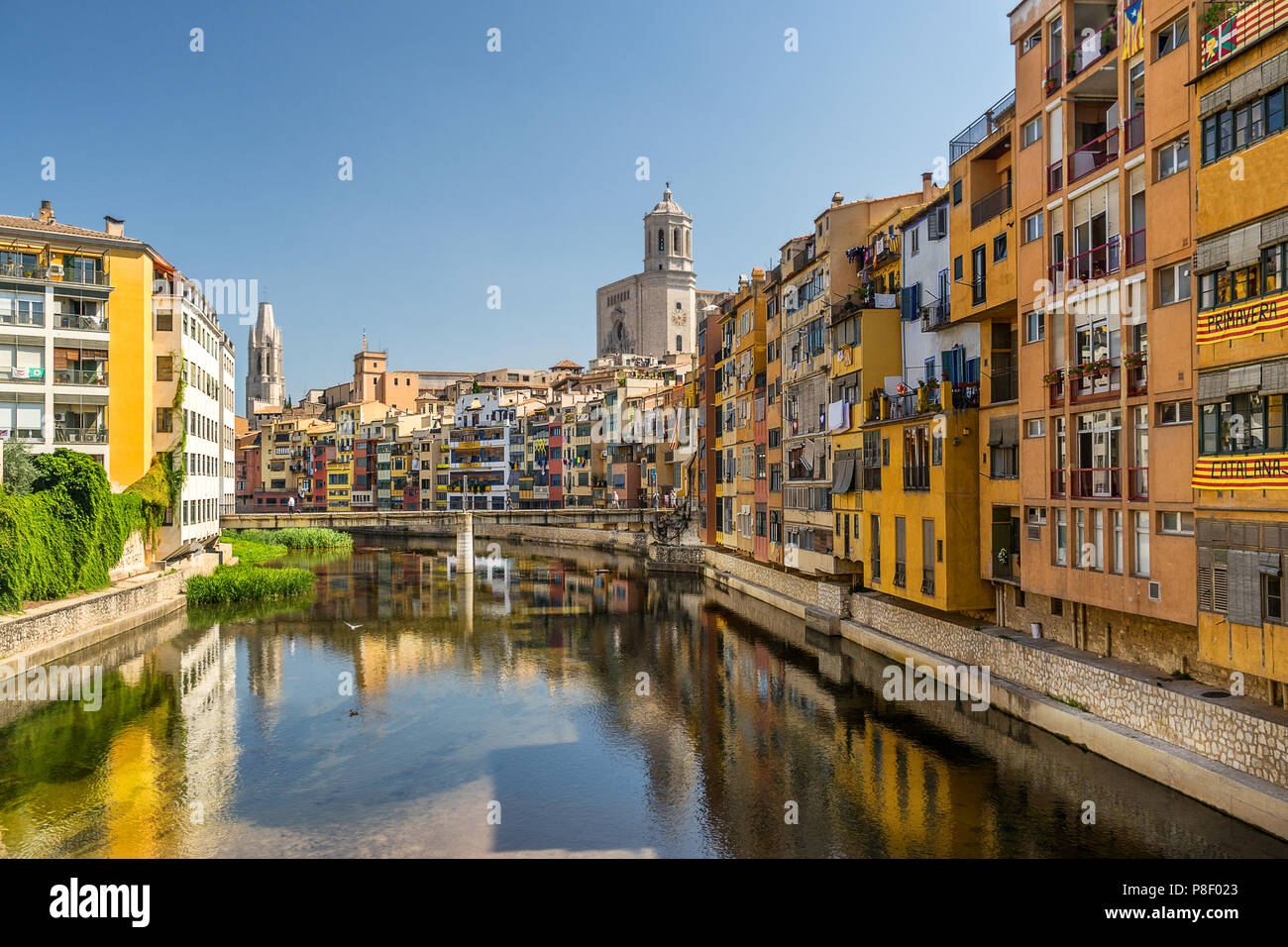 Guardando in giù il fiume Onyar al quartiere ebraico in Girona Spagna Foto Stock