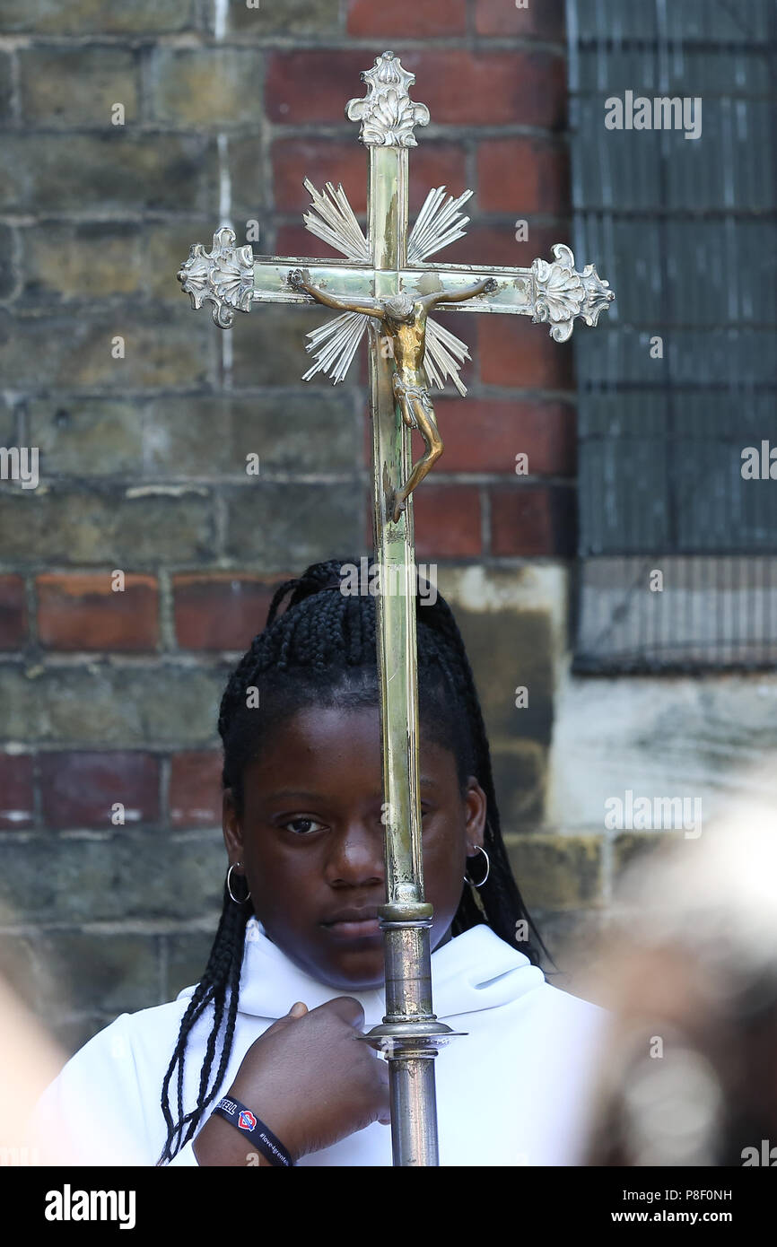 Sadiq Khan, sindaco di Londra e Rt Rev Dame Sarah Mullally DB, Vescovo di Londra, frequenta la dedica il giardino per la guarigione e pace un nuovo memorial garden a San Clemente Chiesa, Notting Dale in occasione del primo anniversario dell'incendio presso Grenfell Torre. Dotato di: atmosfera, vista in cui: Londra, Regno Unito quando: 10 giu 2018 Credit: Dinendra Haria/WENN Foto Stock