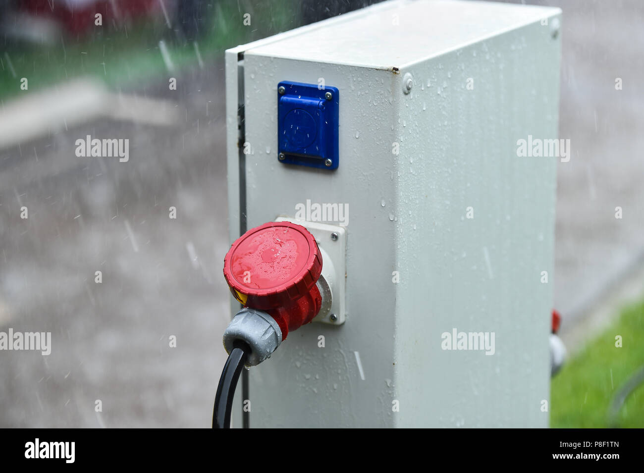 Le gocce di pioggia sono visti su industrial spina elettrica durante la heavy rain Foto Stock