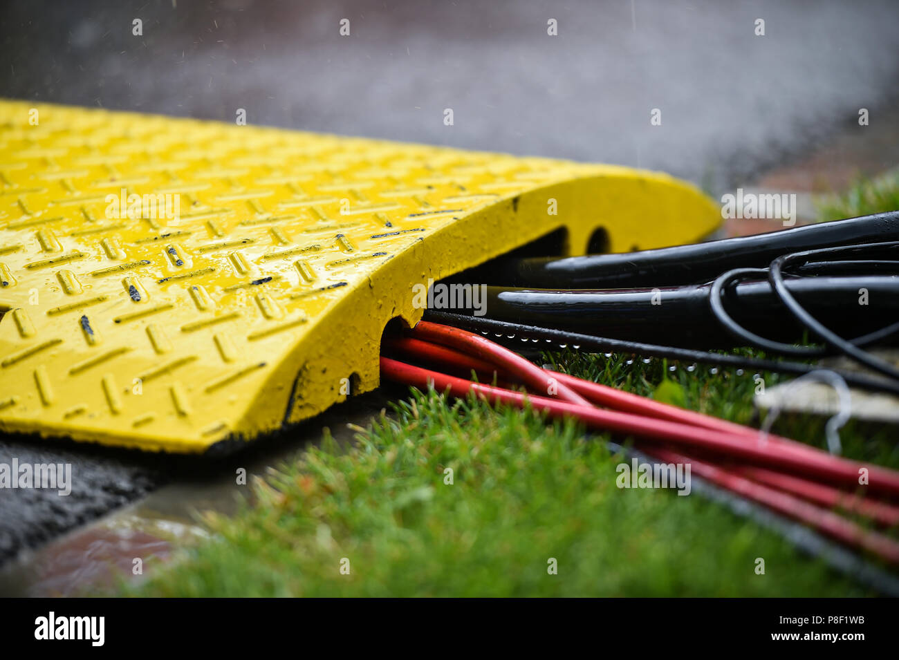 Closeup shot durante heavy rain per industriale cavi elettrici Foto Stock