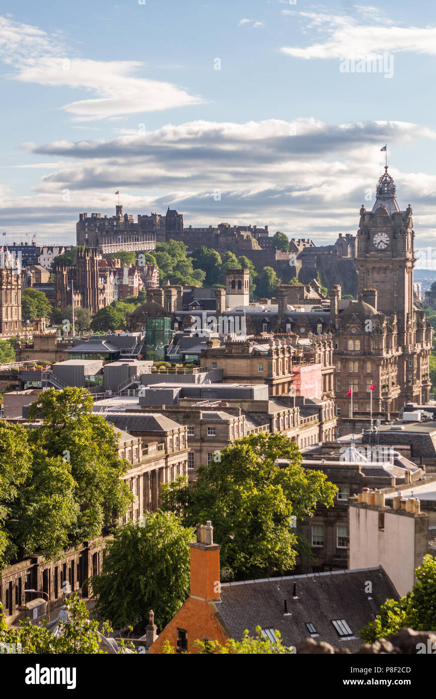 Di sera presto vista sul panorama di Edinburgo a metà estate. Foto Stock