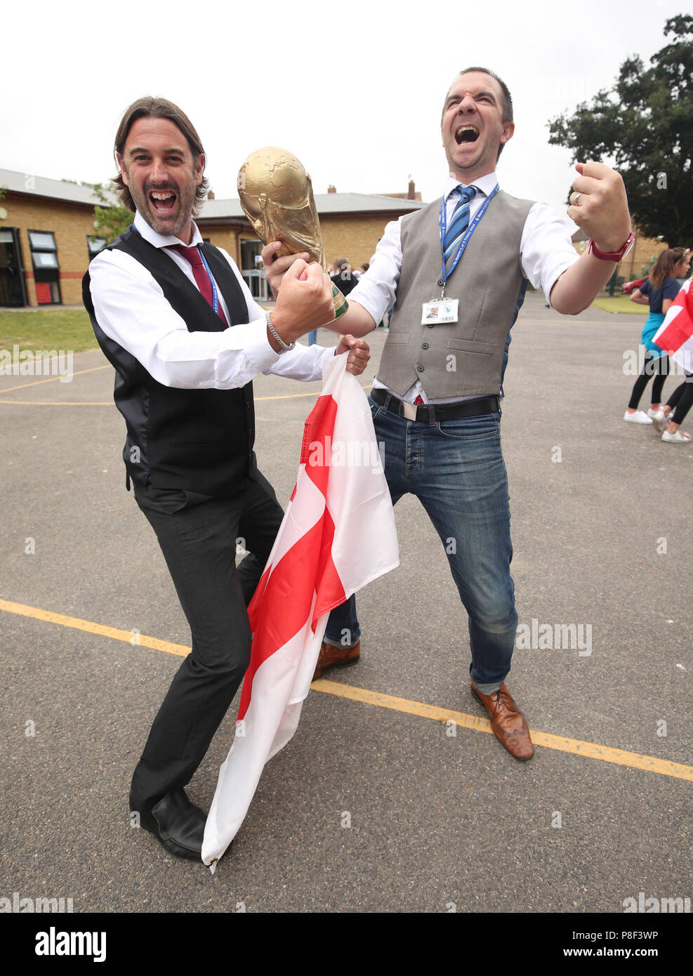 Capo della scuola Paul McCarthy (sinistra) e l'Assistente capo Christopher  Marston indossando gilet in onore di Gareth Southgate per celebrare questa  sera gioco, al Minster chiesa di Inghilterra la scuola primaria a