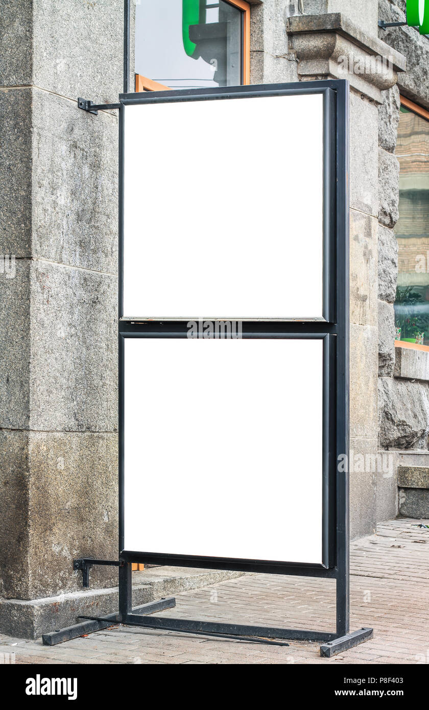 Blank lightbox billboard. Due quadrati bianchi. Sfondo per mockup. Pubblicità esterna Foto Stock