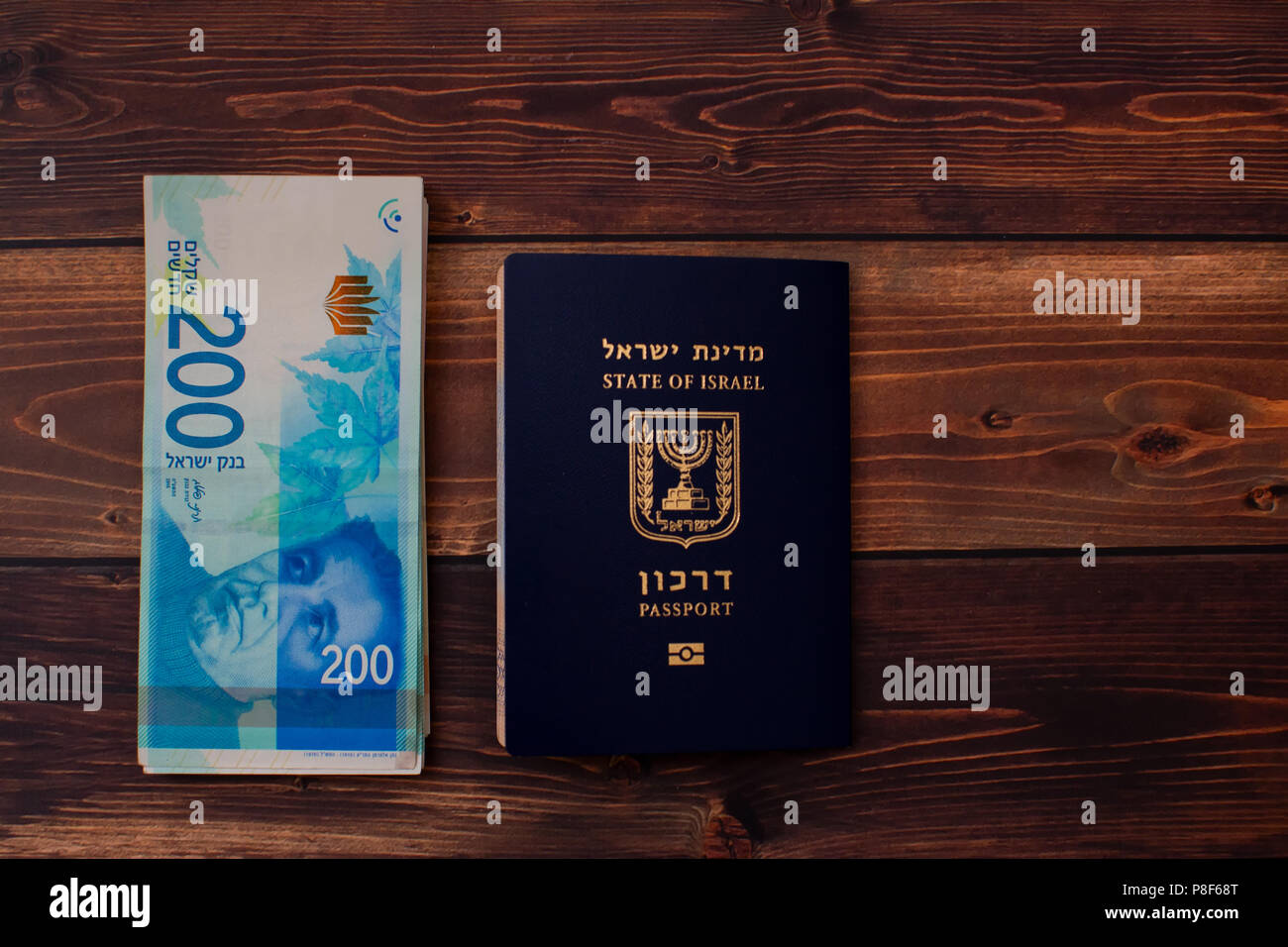 Fan di duecento sheqel israeliano fatture insieme con passaporto israeliano Foto Stock