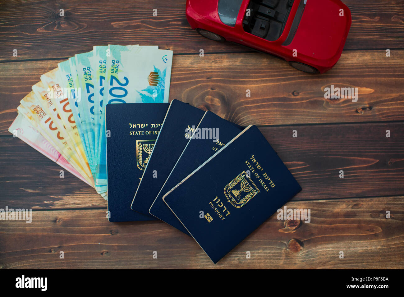 Preparazione per un viaggio, telefono, denaro, passaporto sul tavolo di legno Foto Stock