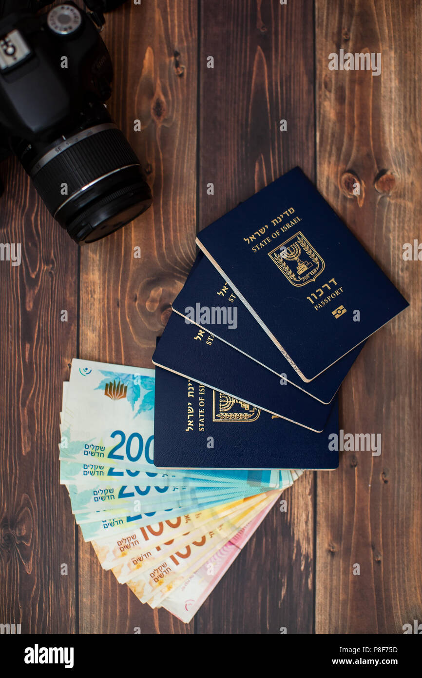 Pila di denaro israeliano bollette dei 200 siclo israeliano e il passaporto. Foto Stock