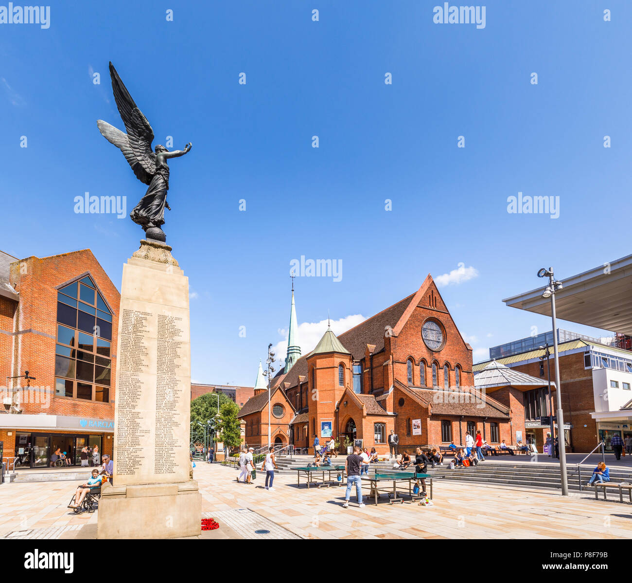 Giubileo Piazza con monumento ai caduti in guerra e la Chiesa di Cristo nel centro della cittadina di Woking, Surrey, Inghilterra sudorientale, UK con tavoli da ping pong Foto Stock