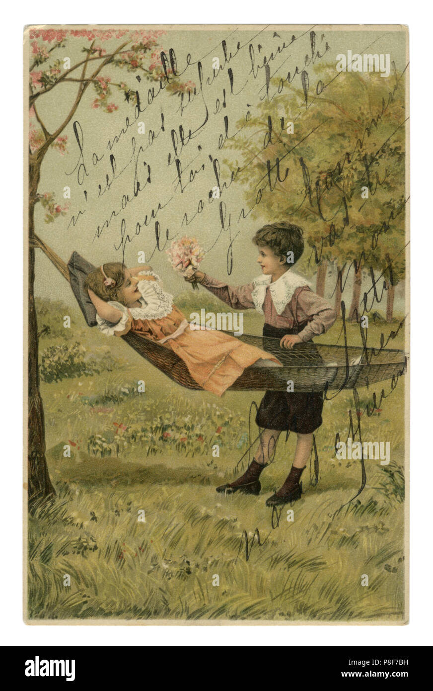 Storico francese cartolina: Il ragazzo presenta un bouquet di fiori per una ragazza che giace in un'amaca. Blooming spring garden. L'amore. Giovane. firmato in inchiostro Foto Stock